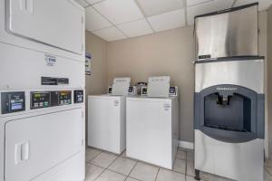 a room with refrigerators and machines in a room at Hotel Deerfield Inn & Suites Acworth Atlanta in Acworth +16 photos
