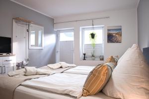 Gallery image of Doppelzimmer 3 Labskaus mit Küche by Pharus Appartements in Koserow +3 photos