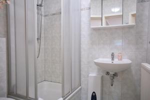 Gallery image of Doppelzimmer 5 Rollmops mit Küche by Pharus Appartements in Koserow