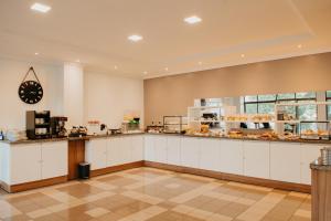 a large kitchen with a counter in a restaurant at Hotel Letto Caxias in Caxias do Sul