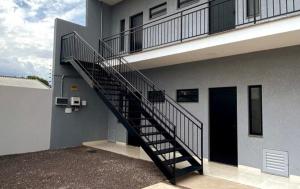 a spiral staircase on the side of a building at Ap3 - Studio Confortável e Tranquilo in Guaíra