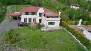 a small white house with a red roof at Viilor Panoramic in Baia Mare