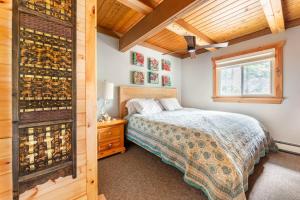 a bedroom with a bed and a window at Kaatskill Mountain Club & Condos by Vail Resorts in Hunter +132 photos