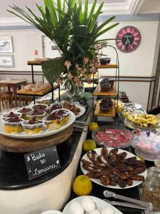 a buffet with cupcakes and other desserts on a table at Tamareiras Park Hotel in Uberaba
