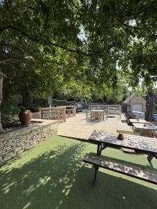 a picnic table in a yard with a patio at The Clothiers Arms in Stroud