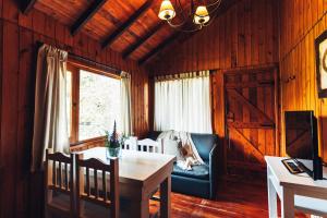 a dining room with a table and a couch at Paraiso Patagónico Bungalows and Aparts in El Calafate