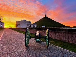 a camera on a brick road with a sunset at Plein centre de Waterloo! 1 in Waterloo +2 photos
