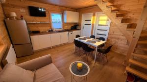 a kitchen and dining room with a table in a cabin at Cud Miód Mazury in Bogaczewo