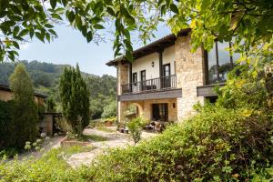 an external view of a house with trees at Bisabuela Martina in Liendo