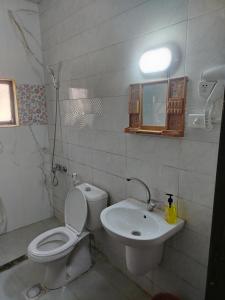 a bathroom with a toilet and a sink at الشقة الفاخرة الحديثة in Amman