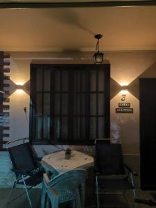 a dining room with a table and chairs in a room at Flat Gorlaes in Araruama