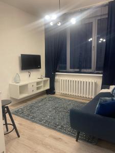 a living room with a tv and a couch and a window at Hubane korter Kiviõlis in Kiviõli