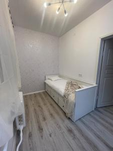 a bedroom with a bed and a ceiling fan at Hubane korter Kiviõlis in Kiviõli