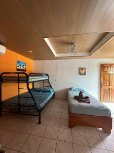 a room with two bunk beds and a ceiling at Hotel Sueños de María in Uvita