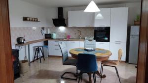 a kitchen with a table and chairs in a kitchen at Apartman Staro Petrovo Selo in Staro Petrovo Selo
