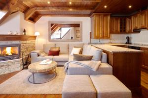 sala de estar con sofá y chimenea en Val de Ruda Luxe 24 by FeelFree Rentals, en Baqueira Beret