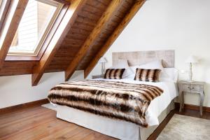 バケイラ・ベレットにあるVal de Ruda Luxe 24 by FeelFree Rentalsのベッドルーム1室(大型ベッド1台、偽の毛布付)