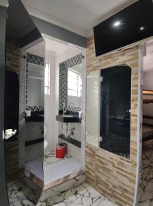 a bathroom with two sinks and a tub at Hotel Flor da Vila Mariana in São Paulo +84 photos