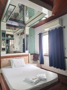 a bedroom with a bed with a blue curtain at Hotel Flor da Vila Mariana in São Paulo