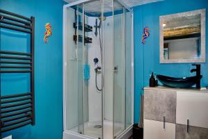 a bathroom with a glass shower and a sink at Casa Alba in Mastershausen