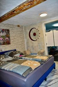 a bedroom with two beds in a room at Casa Alba in Mastershausen