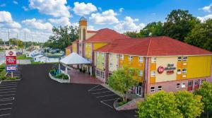 an overhead view of a hotel with a parking lot at Best Western Plus Sandusky Hotel & Suites in Sandusky