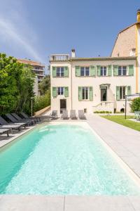 a large swimming pool in front of a house at Villa Rosoliel in Cannes