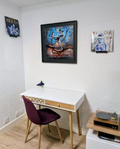 a desk with a purple chair next to a wall at Studio Music Blue - Bourgoin Centre in Bourgoin