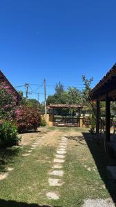 a dirt road in a yard next to a building at Casa em Praia Seca - Ideal para familia- Piscina- Churrasco- Em Condominio in Araruama