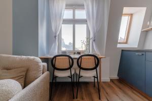 a living room with a table and chairs and a window at Cloud Comfort Studio Willa Miejska Górka in Miejska Górka +10 photos