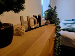 a wooden counter with plants and a sign that says love at Ferienhaus am Tänntalbach in Öhrenfeld +3 photos