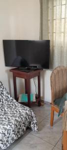 a tv sitting on a table next to a chair at Chalet Anna's Pavalesto in Landsboerderij