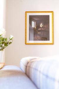 a picture hanging on a wall next to a couch at Modernes Altstadt-Juwel in Buchen