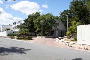 an empty street in front of a building at Casa Atardecer - Privada Los Olivos in Playa del Carmen
