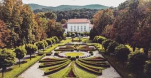 an aerial view of a garden with a building in the background at Apartman BIM 58 in Banja Koviljača