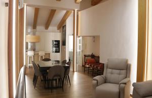 a dining room and living room with a table and chairs at Almagro Plaza Apartamento in Almagro