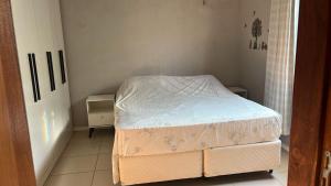 a small bedroom with a bed in a room at Casa Temporada Peter in Tutóia