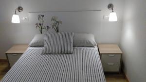 um quarto com uma cama com duas luzes em Madrid Rent 3 em Madri