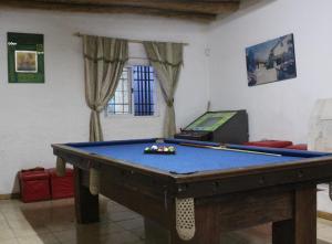 a room with a pool table in a living room at Alalá Campo in Pocito