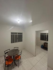 a dining room with a table and chairs at Casa BIG John 5 Bahia in Divinópolis