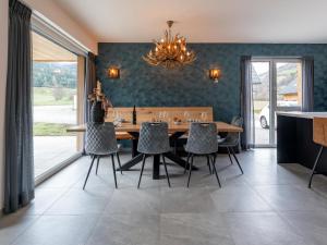 a dining room with a table and chairs at Bergzicht 2A in Sankt Lorenzen ob Murau