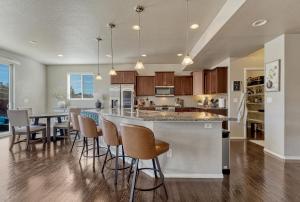 an open kitchen and dining room with a bar and chairs at Selah Springs Lodge in Colorado Springs