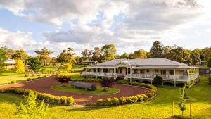 Luftaufnahme eines großen Hauses mit Garten in der Unterkunft Loggers Rest B&B in Stanthorpe