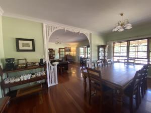 ein Esszimmer und ein Wohnzimmer mit Tisch und Stühlen in der Unterkunft Loggers Rest B&B in Stanthorpe