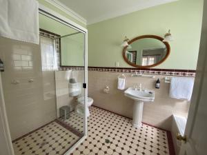 ein Badezimmer mit Waschbecken, Toilette und Spiegel in der Unterkunft Loggers Rest B&B in Stanthorpe + 46 Fotos