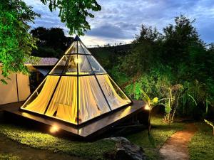 a tent sitting on top of a table in a yard at Piramidevidro in Santa Isabel