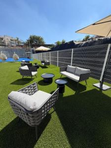a group of chairs and tables on a lawn at Departamento Prestigio 97 in Guadalajara