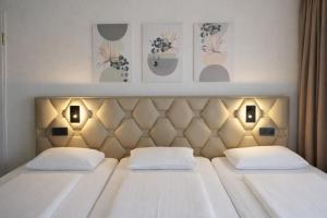 เตียงในห้องที่ Bayer's Boardinghouse und Hotel