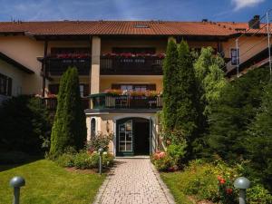 a house with a balcony with flowers on it at Gemütliches Studio in Bad Birnbach mit Terrasse in Bad Birnbach