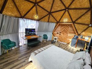 a bedroom with a bed and a desk in a yurt at Domo La Gloria Tolantongo in Cardonal